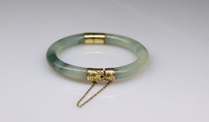 null Jade and 9k (375) yellow gold band with carved plant decoration. 
Diameter :...