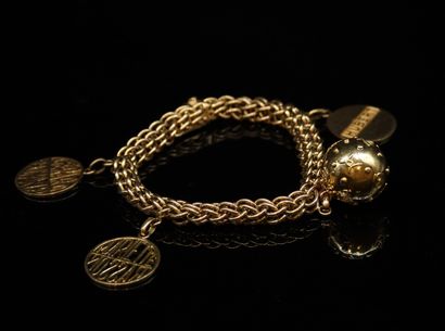 null Bracelet in yellow gold 18k (750) with royal mesh holding 4 charms in 18k juane...