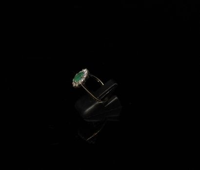 null Daisy ring in 18k (750) white gold set with an oval emerald in a diamond setting....