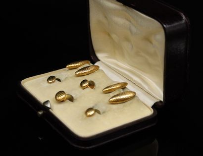 null Lot of 18k (750) yellow gold including : 
- a pair of cufflinks 
- three shirt...
