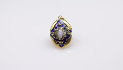 null Pendentif médaillon porte souvenir en or jaune 18K (750) orné d'une opale dans...