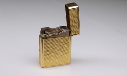 null S.T. DUPONT 
Lighter in gilded metal. 
Signed and numbered. 
Size : 3.5 x 1.3...