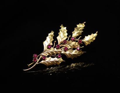 null Brooch in yellow gold 18K (750) formed of a branch of holly enhanced with rubies.
Length:...