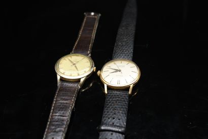 null Lot of two men's wrist watches including : 
- a wristwatch, round gilt metal...
