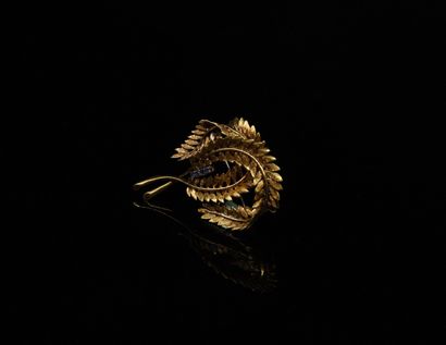 null 18k (750) yellow gold pendant brooch, representing a curved foliage pattern...