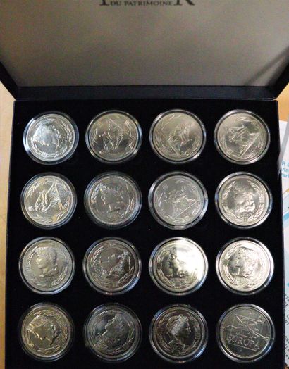 null Lot of 16 Europa coins in cupronickel. 
In a case. 
We join a silver medal "BONAPARTE...