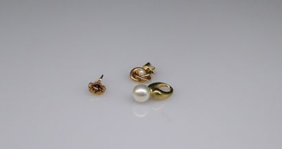 null Lot de trois pendentifs en or jaune 18k (750) dont deux ornés de perles fantaisies....