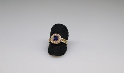 null Ring in 18k (750) yellow gold set with a square sapphire in a circle of pearls.
Finger...