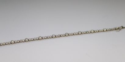 null Bracelet in 18k (750) white gold decorated with diamonds. 
Wrist size : approx....