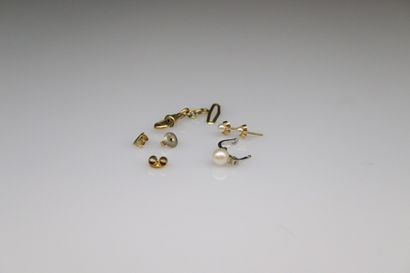 null Lot of gold debris, including:
- An 18k (750) white gold ring mount
- An 18k...