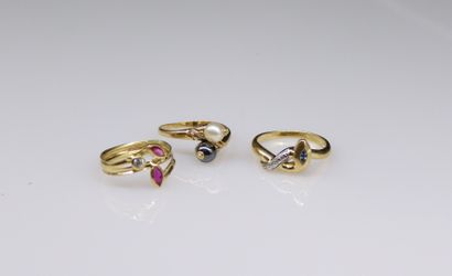 null Lot of three 18k (750) yellow gold rings including : 
- one Toi&Moi adorned...