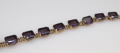 null Opening bracelet in 14k (585) yellow gold, composed of ten rectangular amethysts...
