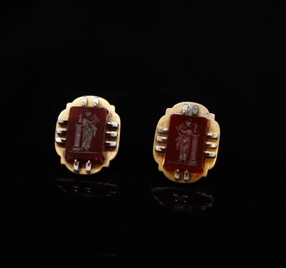null Pair of 18k (750) yellow gold and platinum cufflinks holding carnelian intaglios...