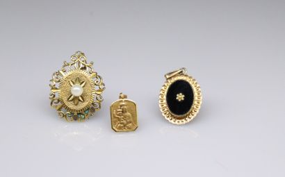 null Trois pendentifs en plaqué or :
- un pendentif ovale ajouré, serti d'une petite...