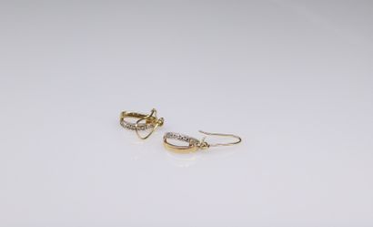 null Paire de pendants d'oreilles en or jaune 18k (750) ornée de petits diamants....