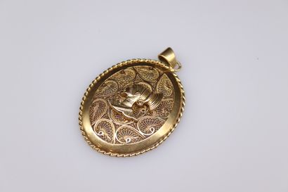 null Pendant in yellow gold 18K (750) of oval form, openwork of filigree volutes...