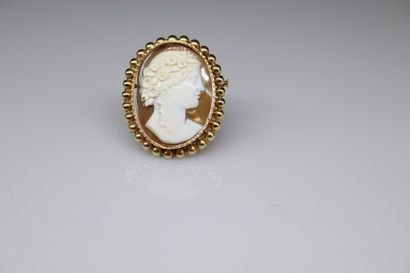 null 18k (750) yellow gold brooch with a shell cameo. 
Gross weight : 11.25 g.