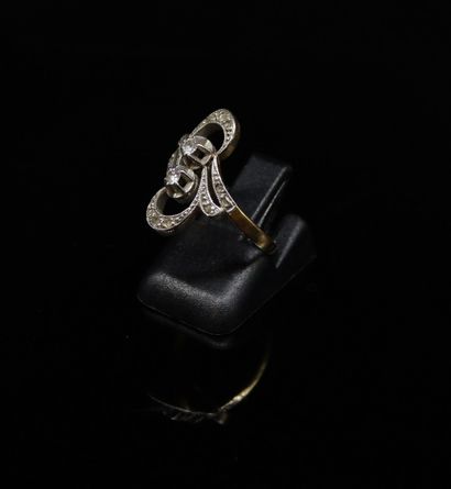 null Ring Toi&Moi in 18k (750) yellow gold and platinum set with diamonds. 
Finger...