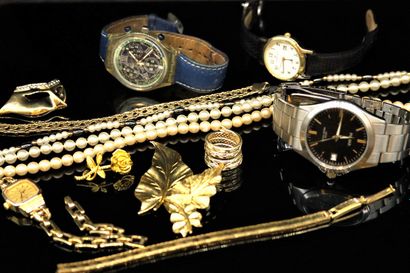 null Lot of costume jewelry and watches including : 
- four wristwatches including...