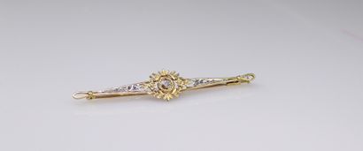 null Brooch in 18k (750) yellow and white gold forming a crown of flowers centered...