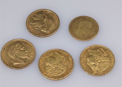 Lot de cinq pièces en or comprenant :
- 2...