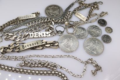 null Lot of bracelets, charms, silver coins. 
Gross weight : 400g.