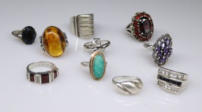 null Lot of ten rings decorated with imitation stones, most of them in silver. 
Gross...