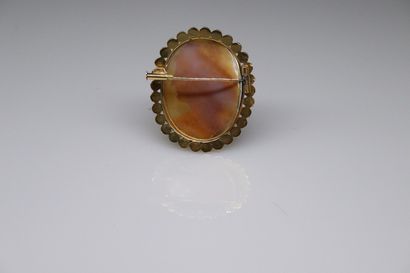 null 18k (750) yellow gold brooch with a shell cameo. 
Gross weight : 11.25 g.