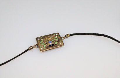 null Clasp in 9k yellow gold (375) with enamel decoration, held by a black cord....