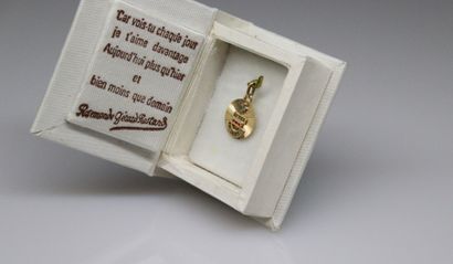 null Pendant in yellow gold 18k (750) "+ than yesterday - than tomorrow".
In a case...