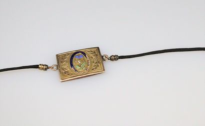 null Clasp in 9k yellow gold (375) with enamel decoration, held by a black cord....