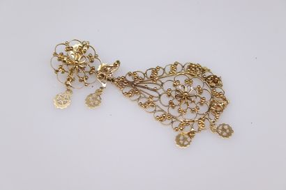 null Pendant brooch in 18K (750) yellow gold in the form of a drop with openwork...