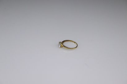 null Solitaire in 18k (750) yellow gold set with a white stone. 
Finger size : 55...