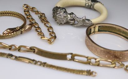 null Lot de bijoux fantisies comprenant des bracelets
