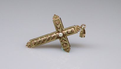null Pendentif croix en or jaune et rose 18k (750) orné d'une perle et d'un décor...