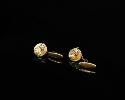 null Cufflink in 18k (750) yellow gold decorated with female figures.
Weight : 8.8...