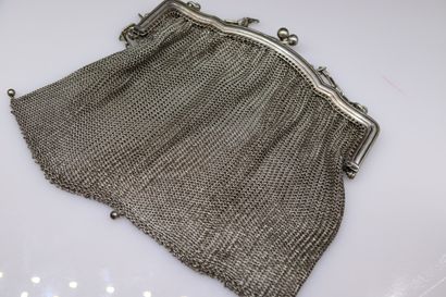 null Set of two evening bags in silver metal mesh.
Dimensions: About 8 x 6cm
(Wear,...