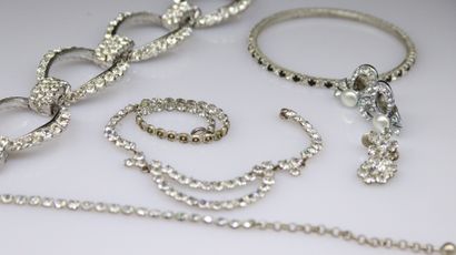 null Lot de bijoux fantaisies en métal argenté comprenant deux bracelets, un collier,...