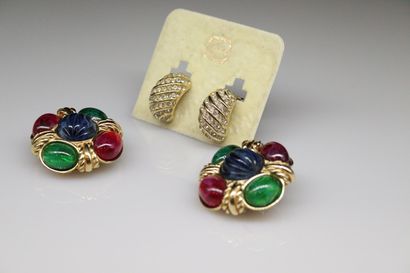 null Two pairs of earrings signed Grossé :
- one with resin cabochons on a golden...