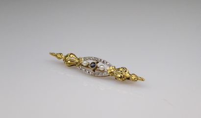 null Brooch in 18k (750) yellow and white gold set with a sapphire, diamonds and...