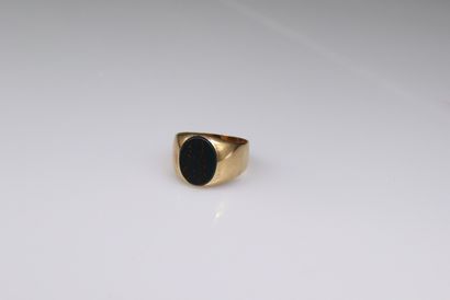 null Chevalière in 18k (750) yellow gold set with a hard stone.
Finger size : 68...