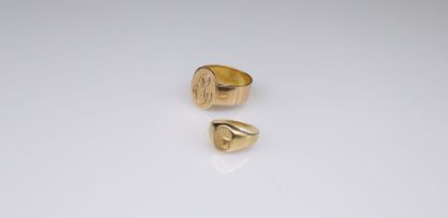 null Two signet rings in 18k (750) yellow gold:
- man's ring, numbered CM. 
Circumference...