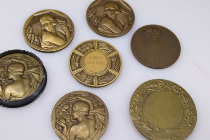 null Lot of 7 bronze medals of Art Nouveau style.
3 identical medals representing...