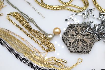 null Lot of costume jewelry including mainly necklaces.