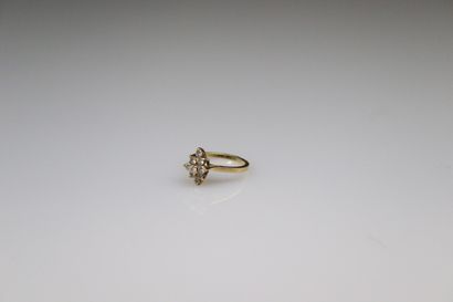 null 18k (750) yellow gold ring set with nine modern-cut diamonds.
Finger size :...