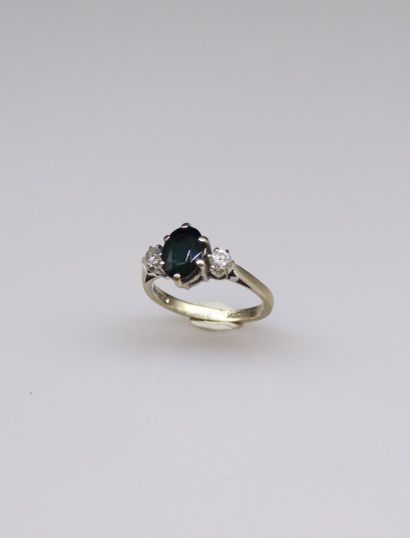 null 18k (750) white gold ring set with an oval sapphire and two diamonds. 
Finger...