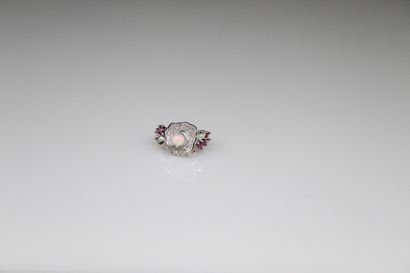 null Bague en argent 925°à motif floral présentant une fleur centrée d'une opale...