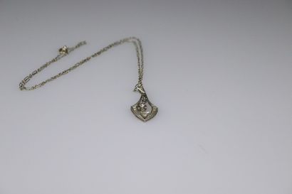 null Chaîne en or gris 18k (750) et son pendentif en platine orné de diamants. 
Tour...