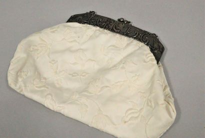 null Debris: evening bag in embroidered cotton, the silver frame (900) signed Richter-Engel....