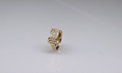 null Tank ring in 18k (750) yellow gold paved with round diamonds. 
Finger size :...
